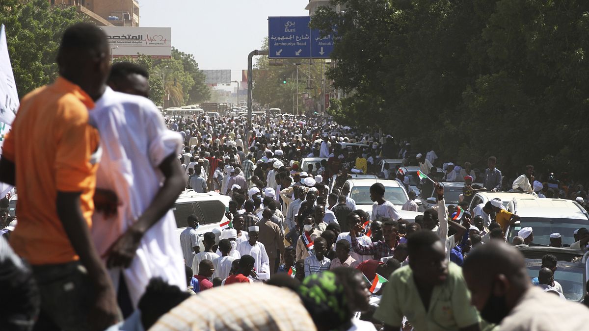 متظاهرون سودانيون ينددون بالانقلاب خارج القصر الرئاسي في الخرطوم، السبت 16 أكتوبر 2001