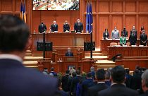 لحظة صمت حدادًا على ضحايا كوفيد-19 في جلسة للبرلمان الروماني، بوخارست، رومانيا.