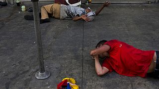 اثنان من مدمني المخدرات المشردين على الرصيف في أحد شوارع لوس أنجلوس، موطن أكبر تجمع للمشردين في الولايات المتحدة الأمريكية، الجمعة 1 سبتمبر 2017.