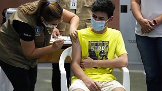 Paraguay'da aşı olan bir genç