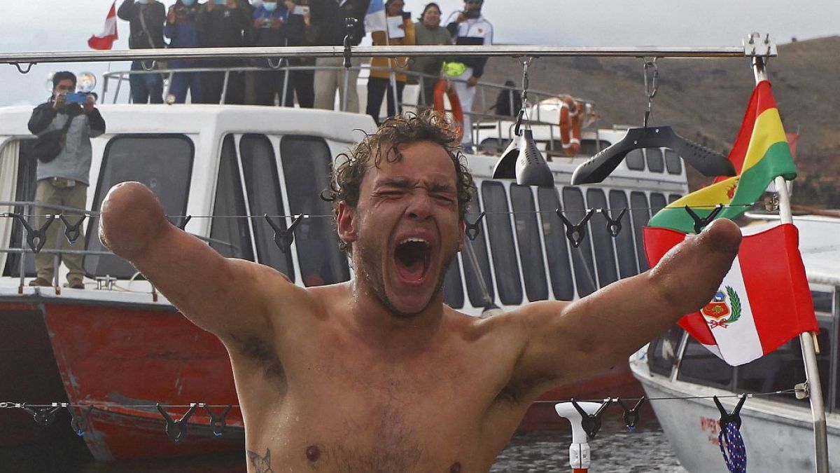 El nadador paralímpico francés Théo Curin celebra haber completado la travesía más larga jamas nadada en el Titicaca, con 120 kilómetros entre Bolivia y Perú