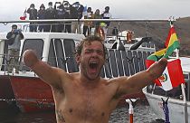 El nadador paralímpico francés Théo Curin celebra haber completado la travesía más larga jamas nadada en el Titicaca, con 120 kilómetros entre Bolivia y Perú