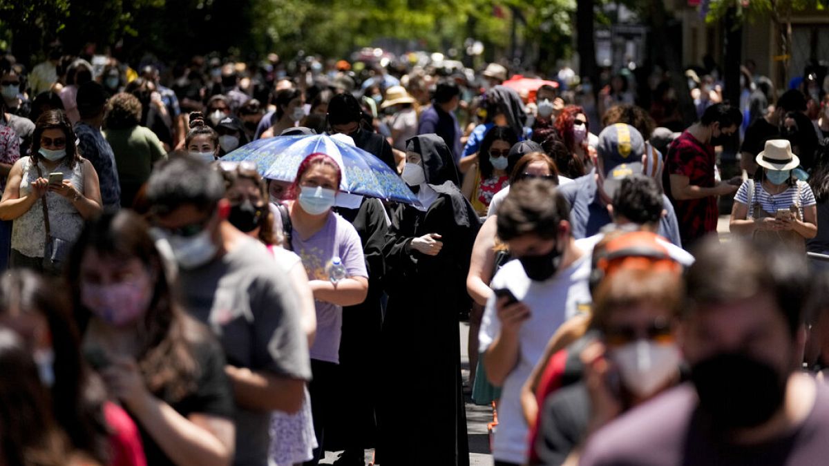 Cientos de personas hacen cola en Santiago de Chile para poder votar durante los comicios del pasado 21 de noviembre.