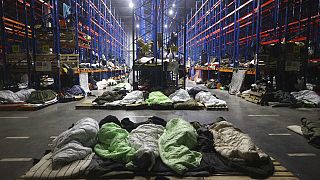 Des migrants couchés dans le centre logistique mis à disposition par le Bélarus, novembre 2021