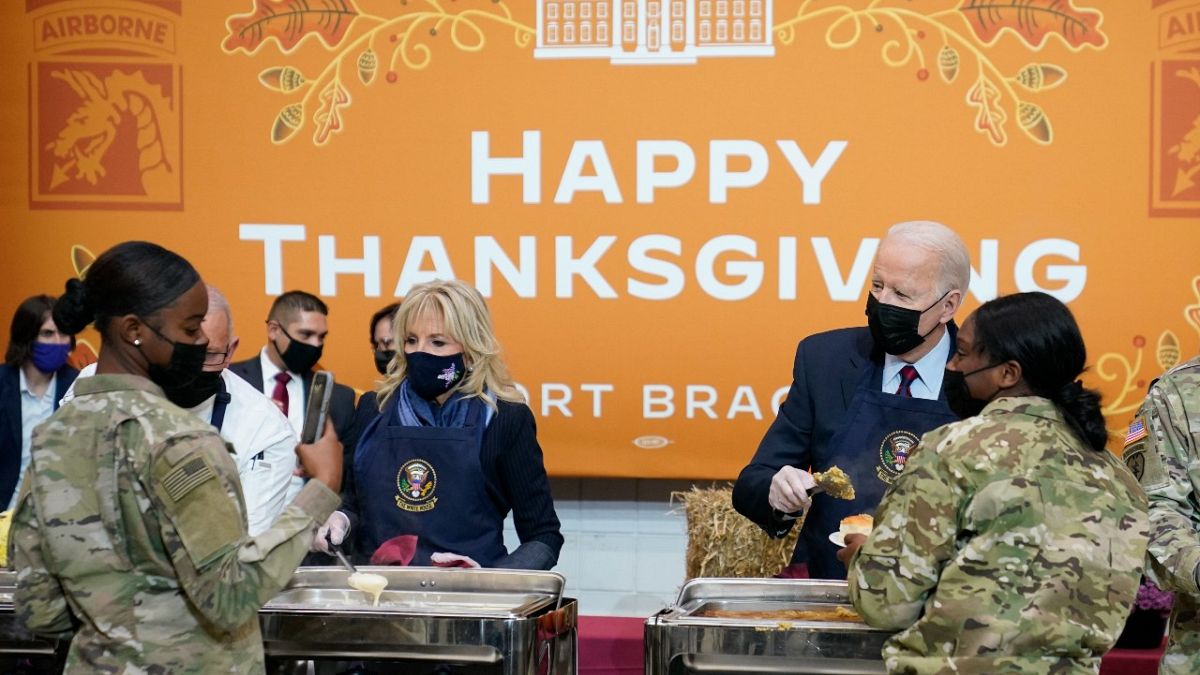 الرئيس جو بايدن والسيدة الأولى جيل بايدن يقدمان العشاء خلال زيارة إلى فورت براغ للاحتفال بعطلة عيد الشكر القادمة، 22 نوفمبر 2021 