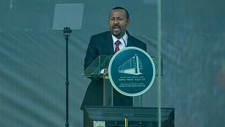رئيس الوزراء الإثيوبي أبي أحمد يتحدث خلف زجاج مضاد للرصاص في حفل تنصيبه لفترة ثانية مدتها خمس سنوات، أديس أبابا 4 أكتوبر 2021