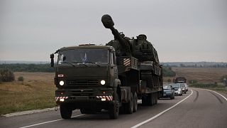 Ukrayna sınırına obüs taşıyan bir Rus askeri kamyonu (arşiv)