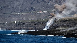 Volutes de fumée dégagées par la lave au contact de l'océan Atlantique, le 22 novembre 2021, sur les côtes de l'île espagnole de La Palma