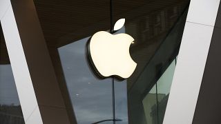 Корпоративная символика на фасаде Apple Store в Нью-Йорке