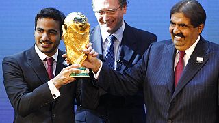 Mohamed bin Hamad Al-Thani, a katari bizottság elnöke és Hamad bin Khalifa Al-Thani sejk, Katar emírje Jerome Valcke, FIFA főtitkárral a bejelentés pillanatában, 2010-ben