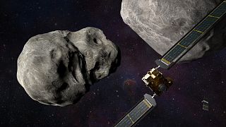 Vue d'artiste représentant les deux engins de la mission Dart, "l'impacteur" à gauche et le nano-satellite LICIACube à droite, et l'astéroïde Didymos et sa lune Dimorphos,