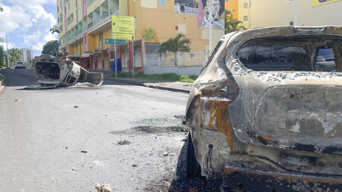 Carcasses de voitures brûlées au Gosier (Guadeloupe), le 21/11/2021