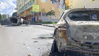 Carcasses de voitures brûlées au Gosier (Guadeloupe), le 21/11/2021