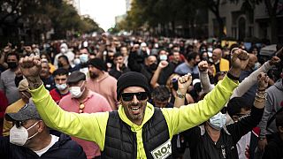 Manifestantes marchan durante la huelga organizada por trabajadores del metal en Cádiz, sur de España, el martes 23 de noviembre de 2021.