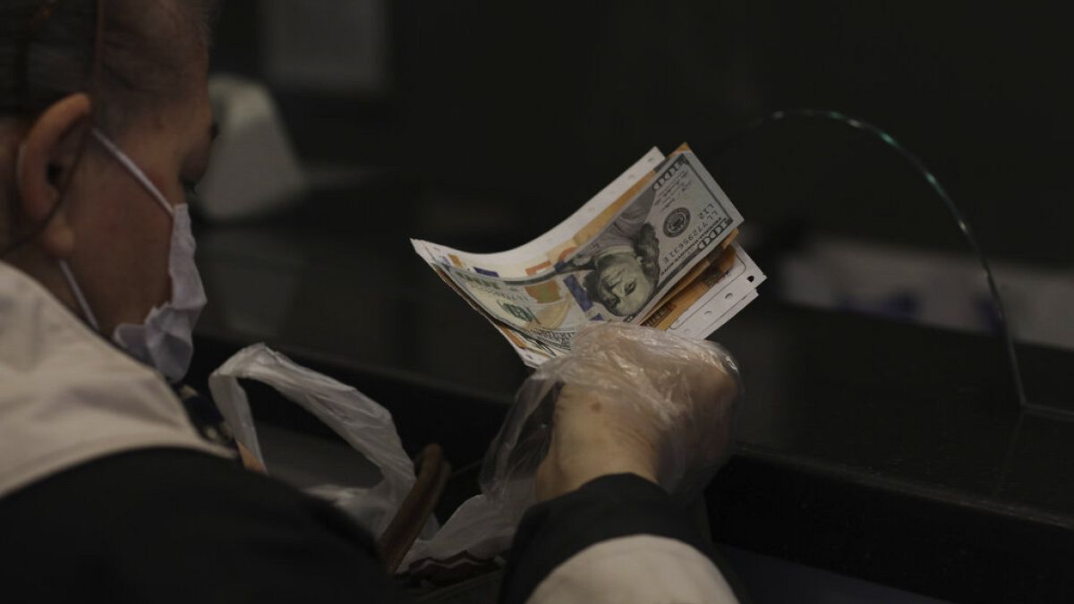 Mélyponton a török líra - december 16-ai kép egy isztambuli pénzváltóból