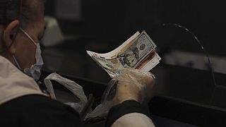 Mélyponton a török líra - december 16-ai kép egy isztambuli pénzváltóból