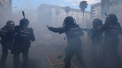 شاهد: مواجهات بين الشرطة الإسبانية وعمّال التصنيع المعدني جنوب البلاد