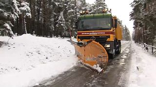 Los quitanieves han hecho su aparición en decenas de carreteras afectadas por la borrasca invernal