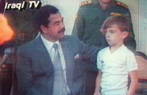 تصویری آرشیوی از دیدار صدام حسین با گروگان‌های پرواز شرکت بریتیش ایرویز