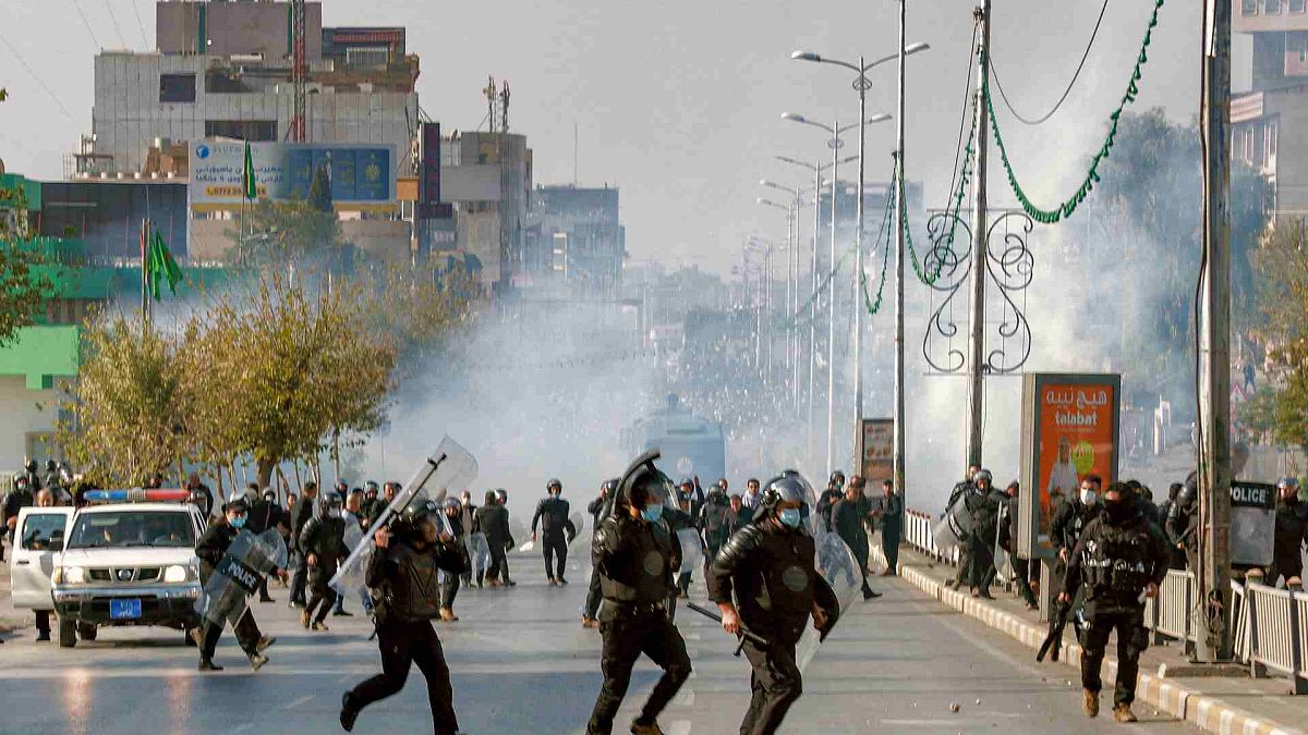 شرطة مكافحة الشغب العراقية أثناء محاولتها تفريق احتجاج لطلبة جامعيين القرب من جامعة السليمانية في شرق كردستان العراق، 23 نوفمبر/ تشرين الثاني 2021
