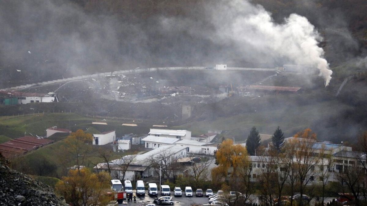 De la fumée s'élève de l'usine Edepro après l'explosion, près de Belgrade, en Serbie, mardi 23 novembre 2021