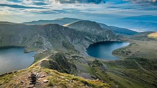 Una vista de los lagos desde las montañas de Rila en Bulgaria