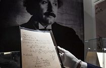 Une des pages du document scientifique rédigé par le physicien Albert Einstein, vendu aux enchères ce mardi à Paris - photo du 22/11/2021