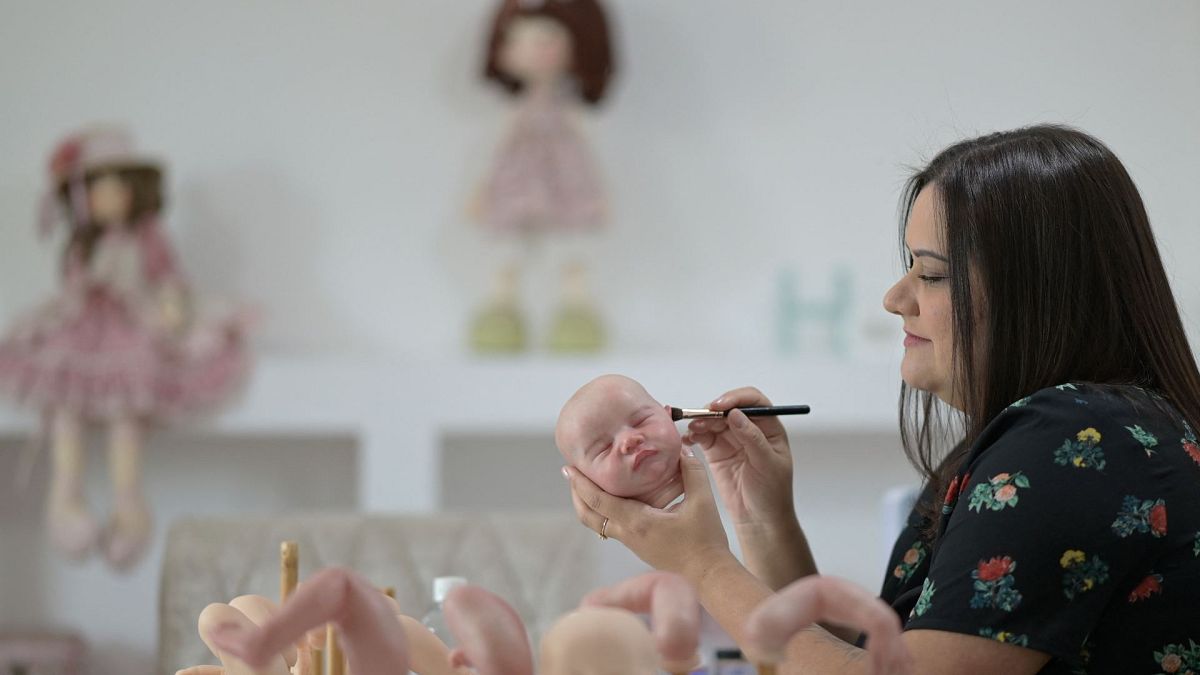 تعمل الفنانة البرازيلية آنا باولا غيمارايس على دمية طفل واقعية للغاية في الاستوديو الخاص بها في البرازيل، 16 نوفمبر 2021