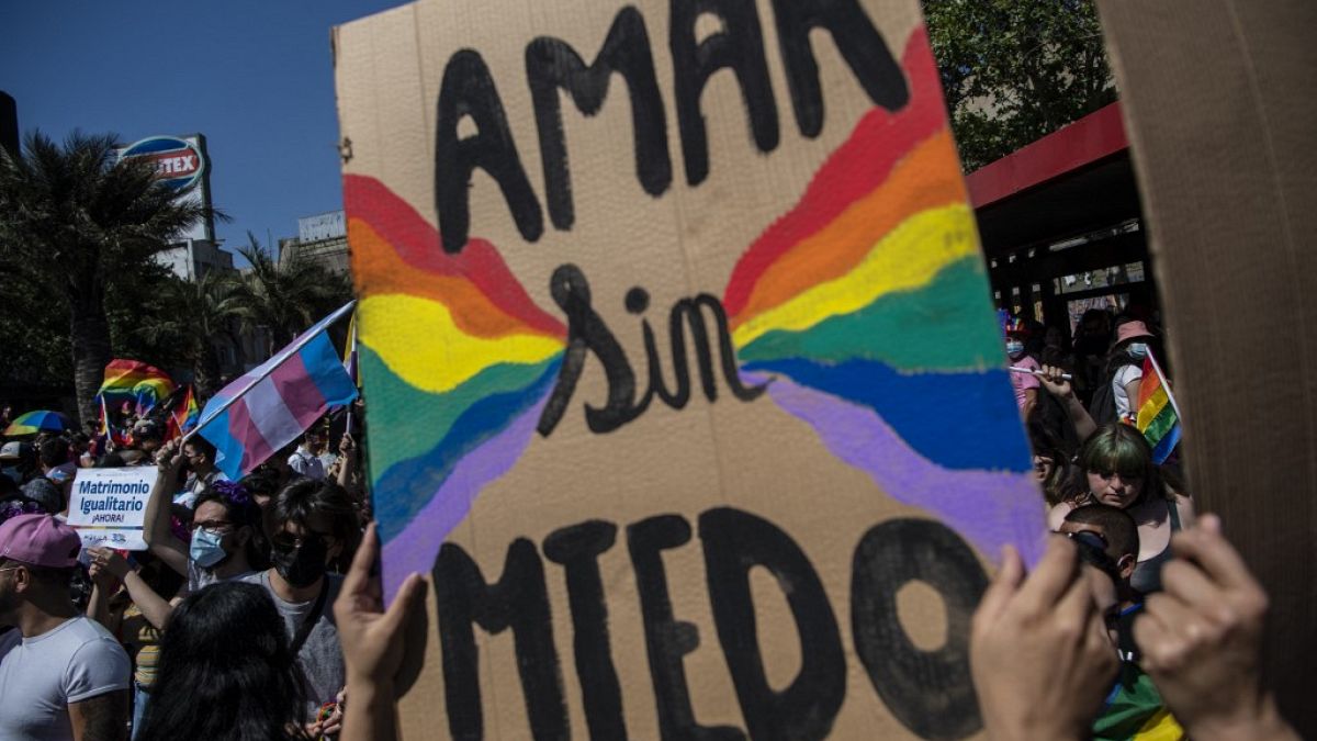 Pancarta durante el desfile del Orgullo en Santiago, Chile, el 13 de noviembre de 2021
