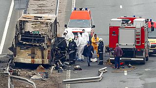 Carcasse calcinée du bus où 46 personnes ont trouvé la mort mardi 23 novembre en Bulgarie.