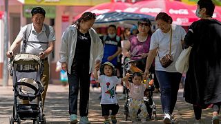 کودکان به همراه والدین درخیابانی در پکن