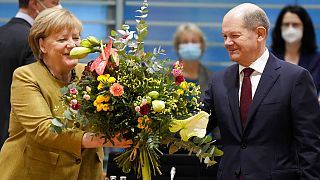 Başbakan Merkel ile görevi devralacak  Olaf Scholz (Arşiv)