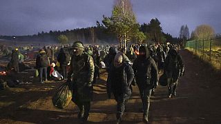 A belarusz-lengyel határ felé gyalogoló migránsok november 18-án