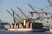 Schwierigkeiten in der weltweiten Lieferkette: Containerschiff im Hafen von Baltimore, USA