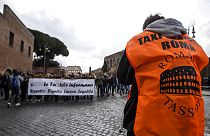 Des chauffeurs de taxi défilent lors d'une manifestation à Rome en 2017. Une journée de grève pour protester contre une législation qui, selon eux, favorisera Uber