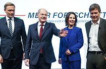 El líder socialdemócrata Olaf Scholz (2º por la izquierda) posa con los líderes verdes, Annalena Baerbock y Robert Habeck y con el liberal Christian Lindner (izquierda).