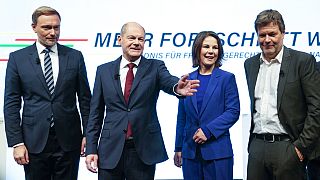 El líder socialdemócrata Olaf Scholz (2º por la izquierda) posa con los líderes verdes, Annalena Baerbock y Robert Habeck y con el liberal Christian Lindner (izquierda).