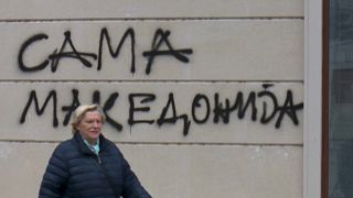 Un graffiti contre l'adhésion à l'UE dans les rues de Skopje (Macédoine du Nord)