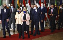 Angela Merkel és Ursula Von der Leyen férfi kollégáikkal az októberi uniós csúcson