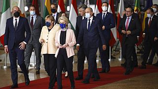 Angela Merkel és Ursula Von der Leyen férfi kollégáikkal az októberi uniós csúcson