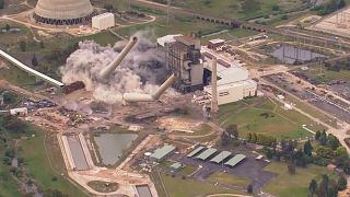 شاهد: تدمير مدخنتين في محطة طاقة تعمل بالفحم الحجري بأستراليا 