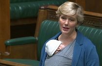 İşçi Partisi milletvekili Stella Creasy oğlu Pip'i ile meclis oturumunda