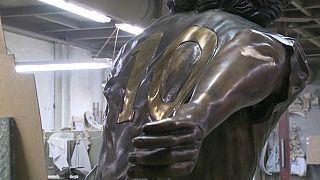 La statue de bronze de Diego Maradona du sculpteur italien Domenico Sepe