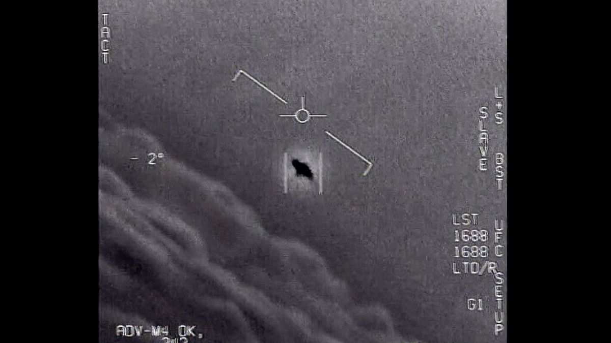 La imagen del vídeo proporcionado por el Departamento de Defensa etiquetado Gimbal, de 2015, un objeto inexplicable se ve en el centro. 