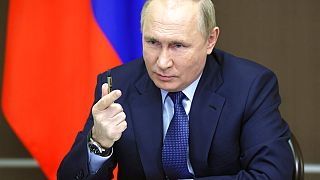 الرئيس الروسي فلاديمير بوتين يلوح أثناء حديثه خلال اجتماع لمجلس الوزراء عبر الفيديو كونفرنس في مقر إقامة بوتشاروف روتشي في منتجع سوتشي، روسيا، الأربعاء 24 نوفمبر 2021