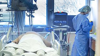 Personnel médical auprès d'un malade du Covid-19 en réanimation à l'hôpital de Bratislava, Slovaquie, 23 novembre 2021