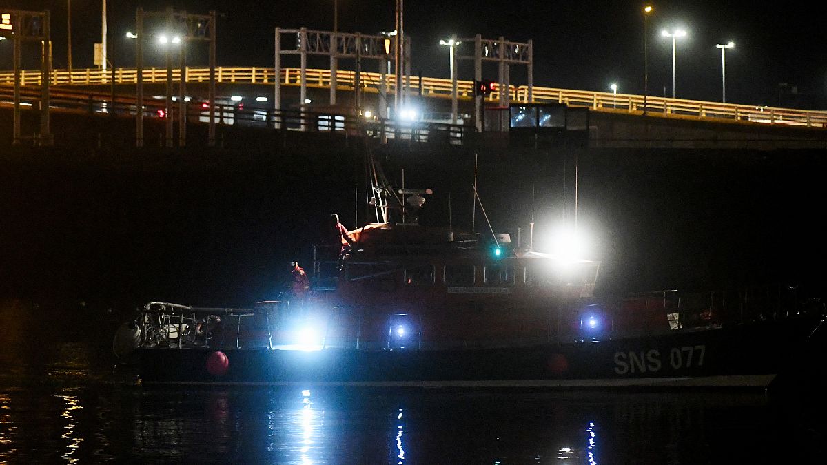 Manş Denizi'nde bir teknenin batması sonucu en az  27 düzensiz göçmen öldü