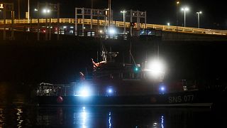 Manş Denizi'nde bir teknenin batması sonucu en az  27 düzensiz göçmen öldü