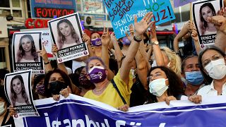 متظاهرون يشاركون في احتجاج  في أنقرة على انسحاب تركيا من اتفاقية اسطنبول، أول معاهدة ملزمة في العالم لمنع ومكافحة العنف ضد المرأة، في 1 يوليو 2021.