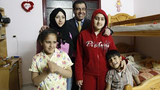 الدكتور عزالدين أبو العيش مع أطفاله في منزله في جباليا، قطاع غزة.